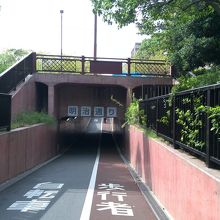 明治通り下には自転車用トンネルが