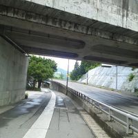 ホテル手前で鉄道高架をくぐります。