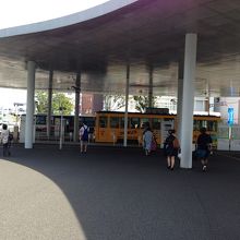 駅から濡れずに乗れるよう配慮されている。