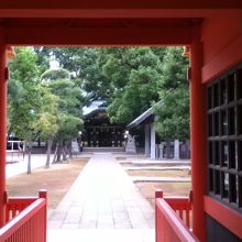 拝殿（奥に見える）