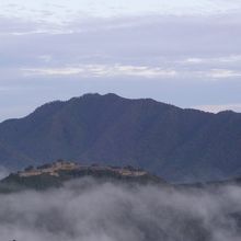 雲海の中の竹田城跡
