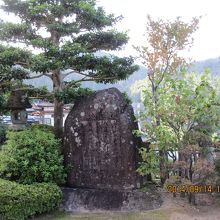 ここからも滝が覗ける