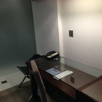 デスクは広く使いやすい