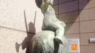 横浜港郵便局前に碑がある