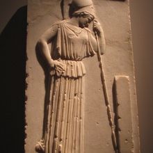 疲れているのか？哀悼の意を表しているのか？　アテネ女神です。