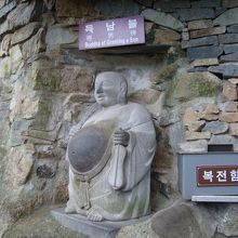 布袋様。お腹をなでると男の子を授かるそうです。