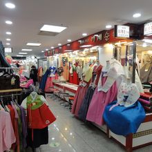 この写真のコーナー以外は寝具店でした。