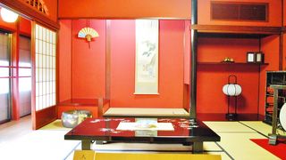 アール・デコ風の1階　　茶屋のつくりを再現した2階