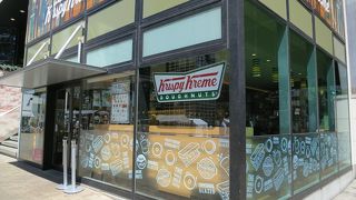 駅前にある人気のドーナツショップ