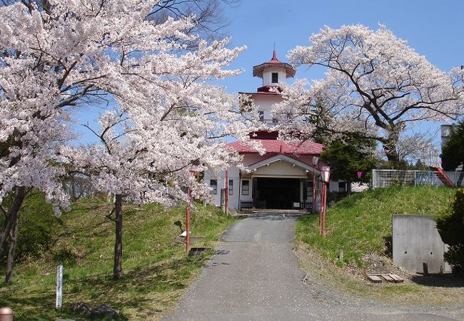 戦後のラジオドラマ&#8223;鐘の鳴る丘”のモチーフとなった建物