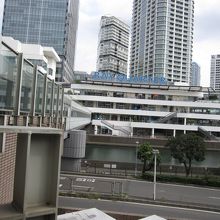 左端に伸びるのがベイクォーターウォーク。奥はベイクォーター。