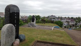 港を見下ろす高台の公園