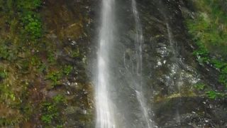 ライトアップされた滝は幻想的？