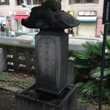 築地本願寺の敷地内にあります。