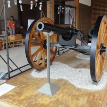 旧鍋島藩が作った大砲が歴史館の入り口に飾られている