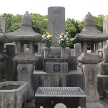隣接する墓地には西郷さんのお墓があります