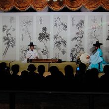 コムンゴの演奏は韓国でも珍しいそうです。（モニター映像）