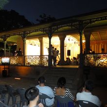 到着した時点ではすでに静観軒内は満席