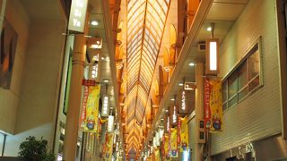 アーケードのある駅前商店街