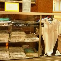 ロビーでホテルシャングリラオリジナルポロシャツ売っていました