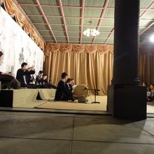 決死の覚悟で隙間から撮影した写真（許可済み）