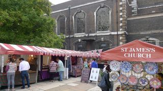 小さなマーケットが開かれる教会