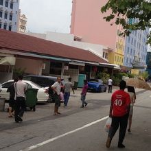 番号が書いてあるのがその手の店、リーズナブルなホテルが多い