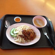 海南焼鶏飯、ラー油は激辛ですので注意