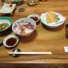 海鮮丼。立派なうえに４品つきです。