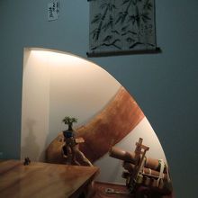 お部屋には床の間も。