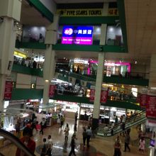 同業店がひしめきあう店内