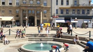 水が湧き出ている噴水