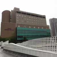 川側からホテルを見る