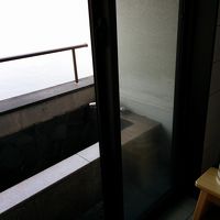 部屋の風呂。沸かし湯ですが露天になっています。洗い場は広かっ