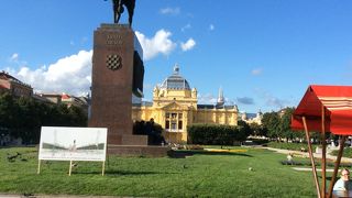 ザグレブ中央駅前