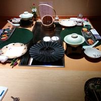 夕食。温泉卓。手前で薩摩揚げを揚げます。向こうは茶碗蒸し他