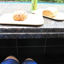 足湯しながらパンを食べました。