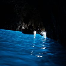 洞窟入口から漏れる光によって、感動的な青色が広がります。