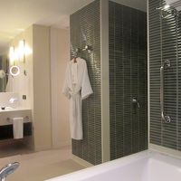 バスルームは広々していますが、ちょっと殺風景かも