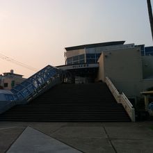 この二階で受け付けてもらいます。