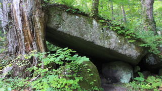 女盗賊の根城だったという伝説が残る大きな岩