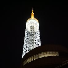 ライトアップされたタワー