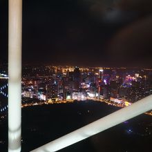 展望台からの風景。手前の闇は労働公園。