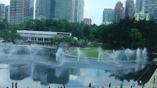 ツインタワー前の気持ちの良い公園