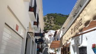 絵本にでてくるような白い村