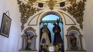 シンプルな装飾の祭壇・・・