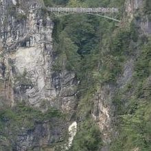 すごい所にあります！