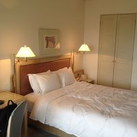 シンプルで清潔な客室