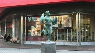 熊本の代表的な民謡『おてもやん』の銅像