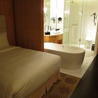 バスルームとベットルームの壁がオープンになります。